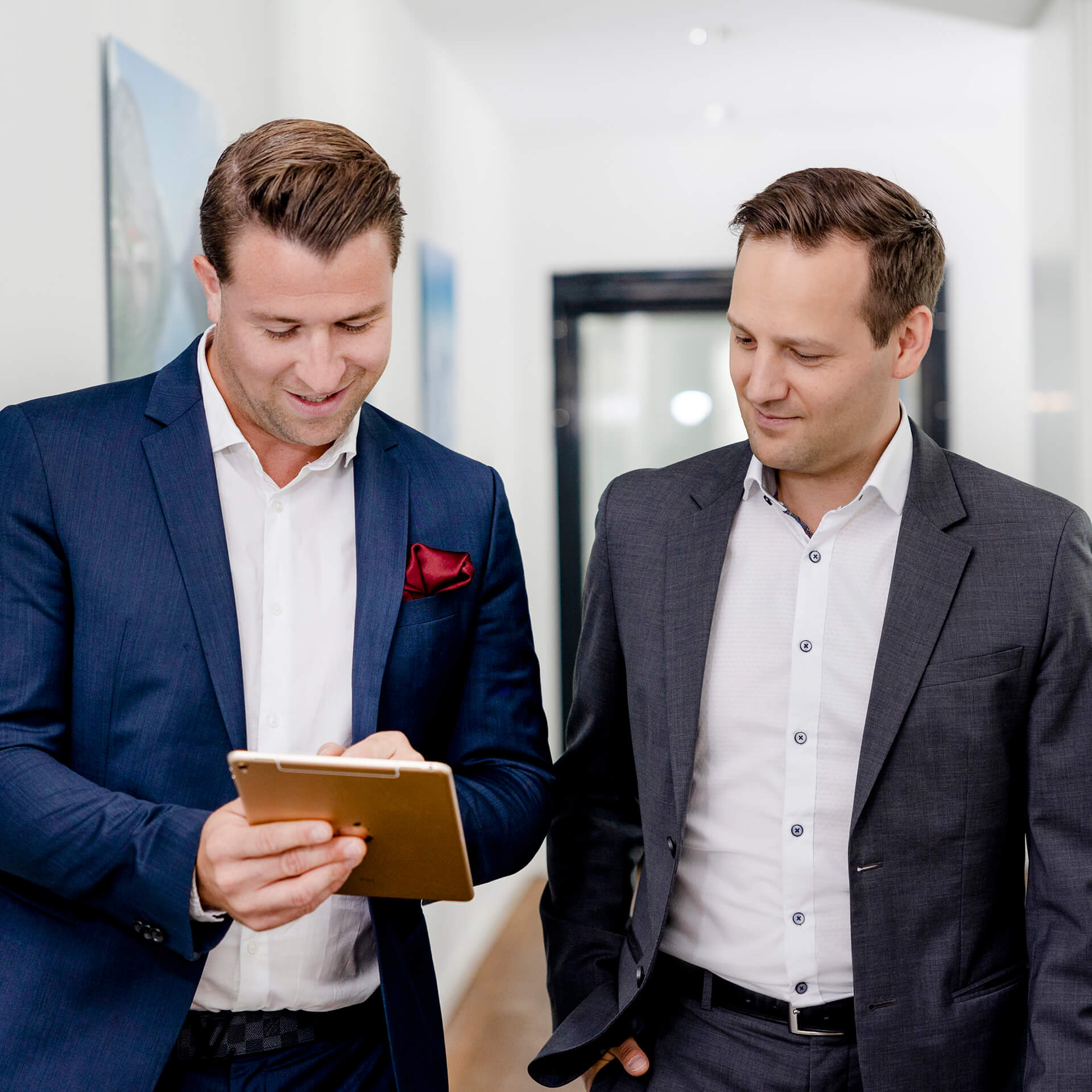 Two lawyers from activeMind.legal talk about necessary data protection measures for a client