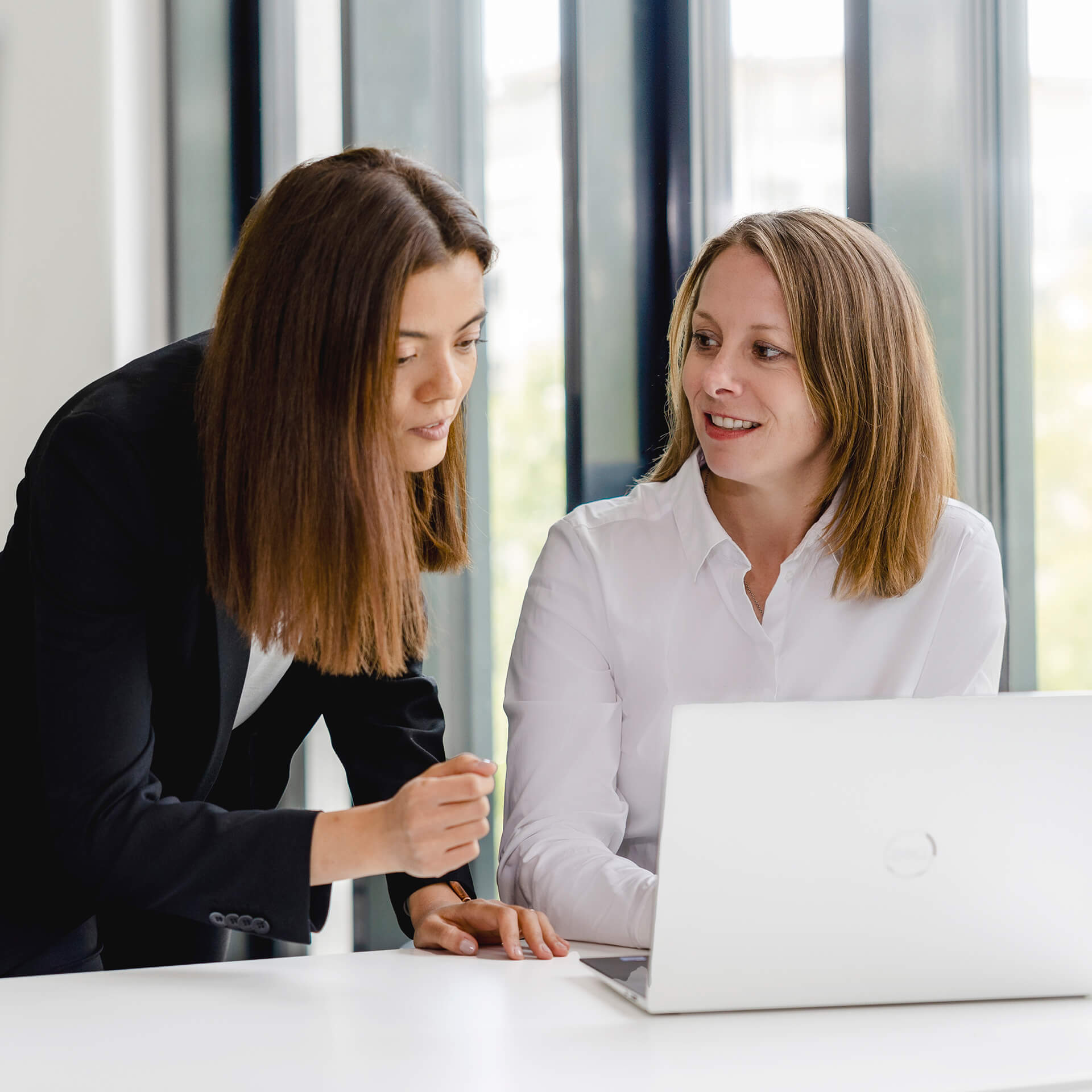 Two activeMind-legal employees discuss a data protection case