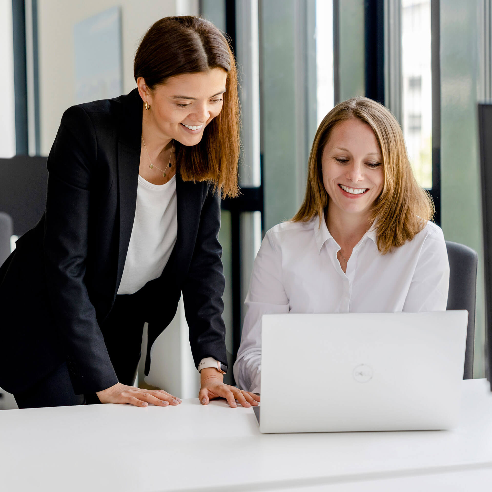 Two lawyers from activeMInd.legal advise each other on a data protection-compliant business model