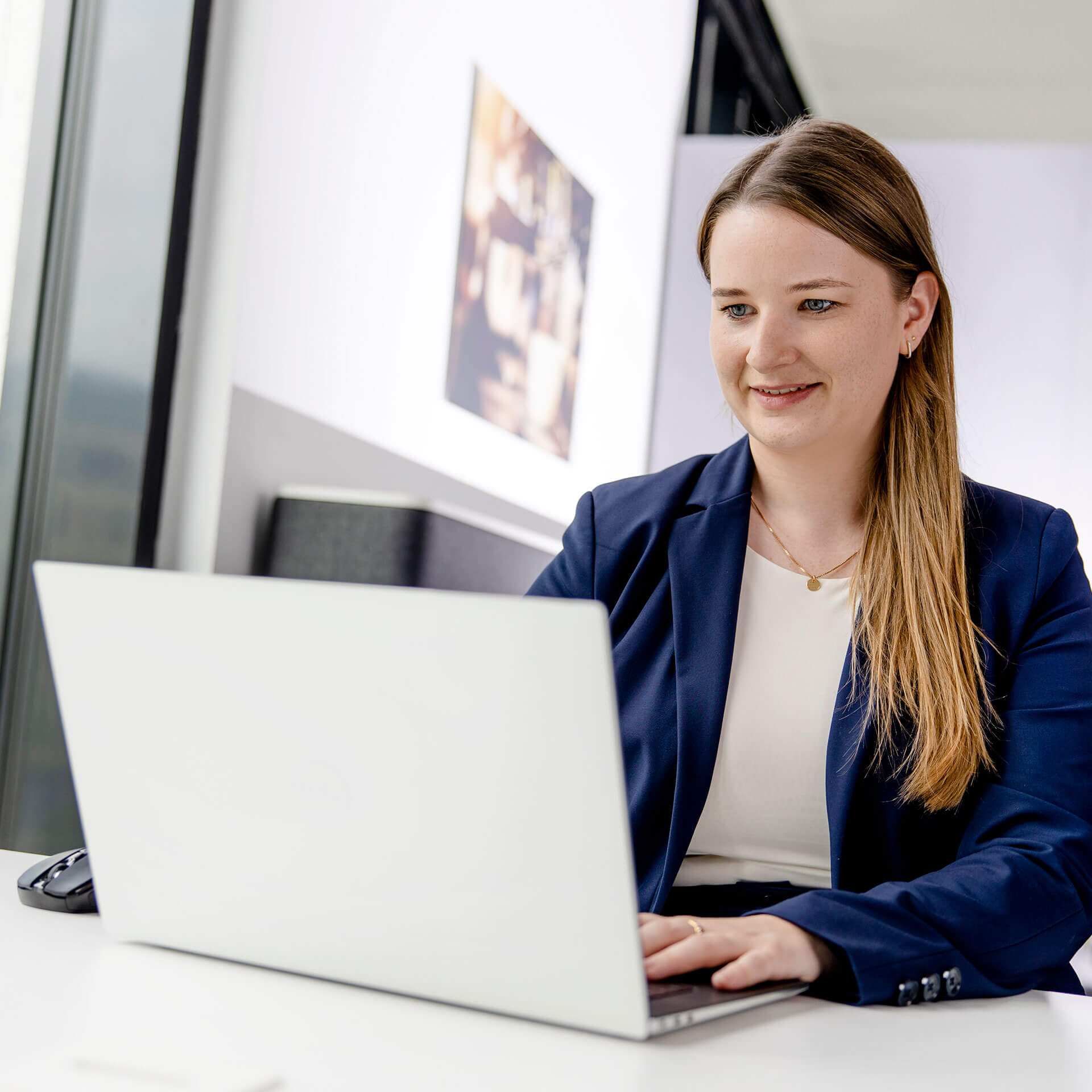 A lawyer from activeMind.legal checks a client's data processing on the laptop